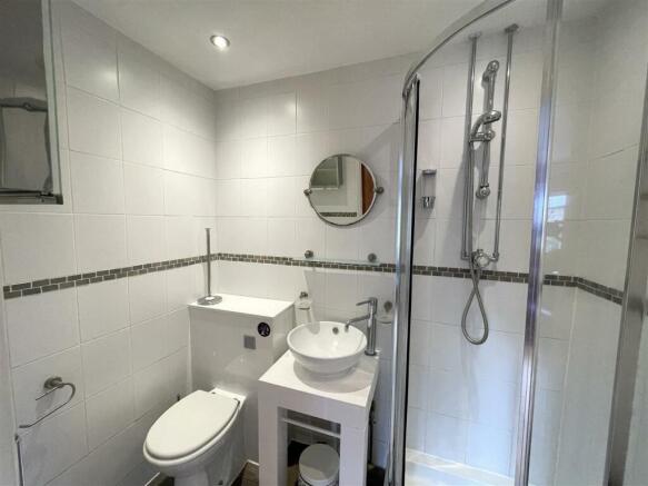 Master Ensuite.JPG