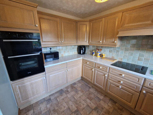 Larkspur Crescent, Yeovil, Somerset, BA21 3HL photo 3