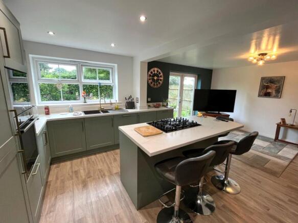 5 bed Detached for sale Image 9