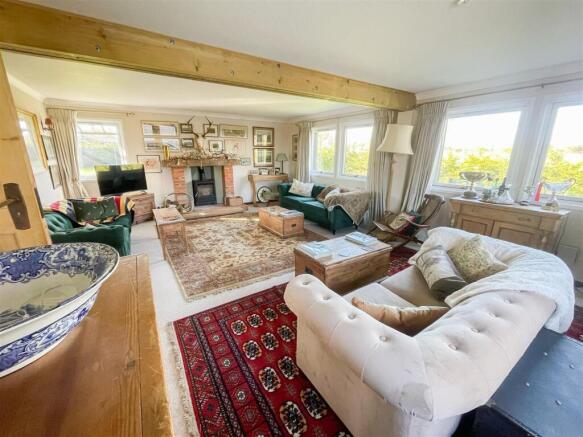 LOUNGE/DINING AREA