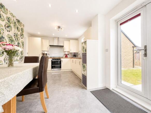 3 bed Detached to rent Image 4