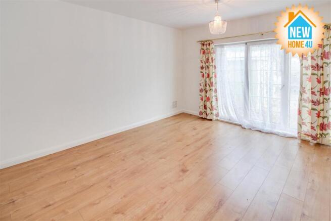 MAIN BEDROOM: