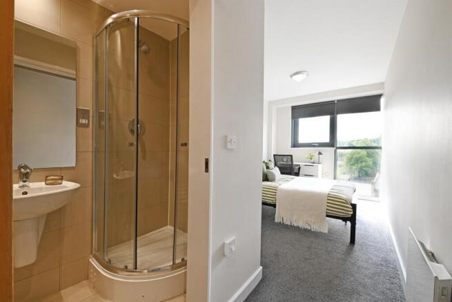 4 bed Apartment to rent Image 7