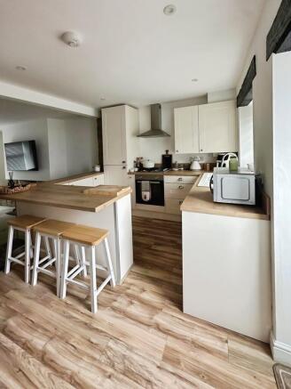 2 bed Terraced to rent Image 5