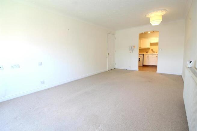 056 Davis Court - LIving Room 5.JPG
