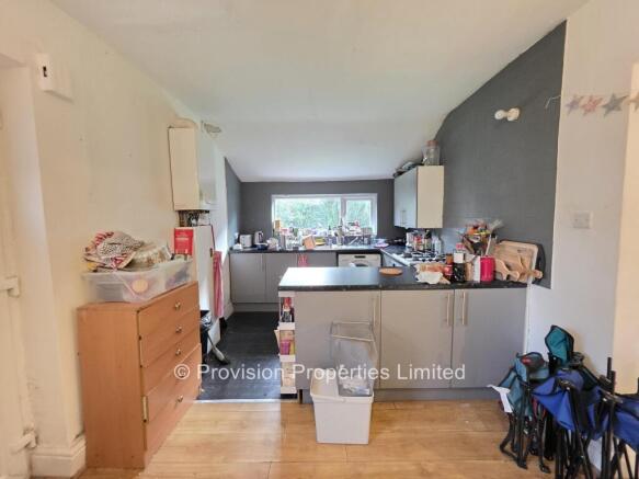 4 bed Semi-Detached to rent Image 4