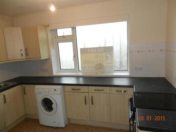 034 KITCHEN.JPG