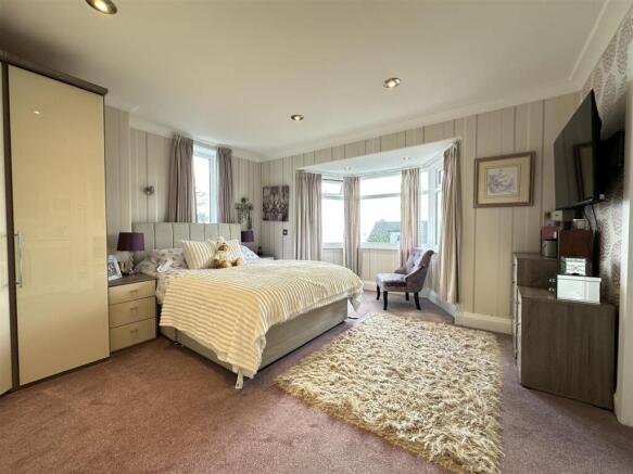 4 bed House for sale Image 8