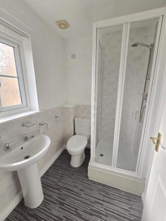 4 bed Semi-Detached to rent Image 10