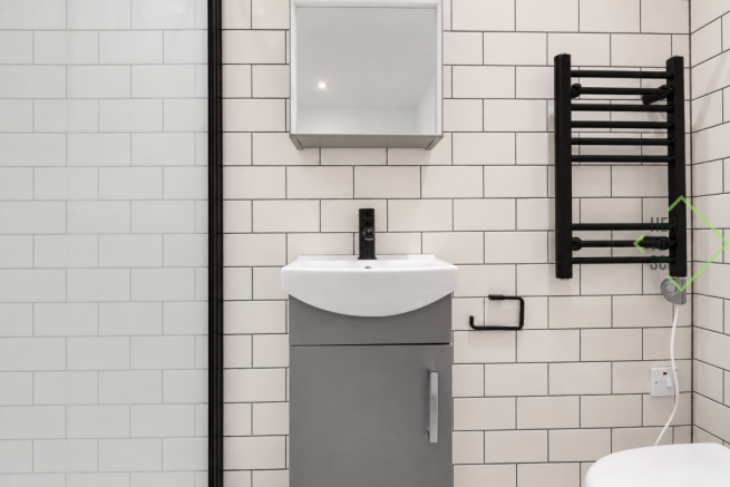 Friern Park N12- shower room