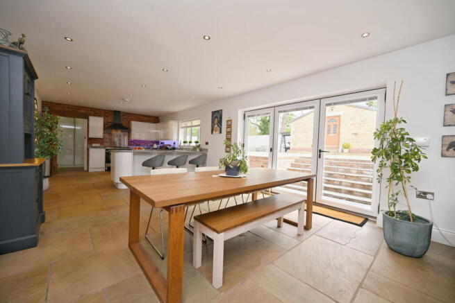 6 bed Detached for sale Image 7