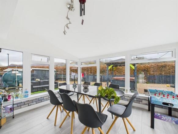 SUNROOM/DINING ROOM