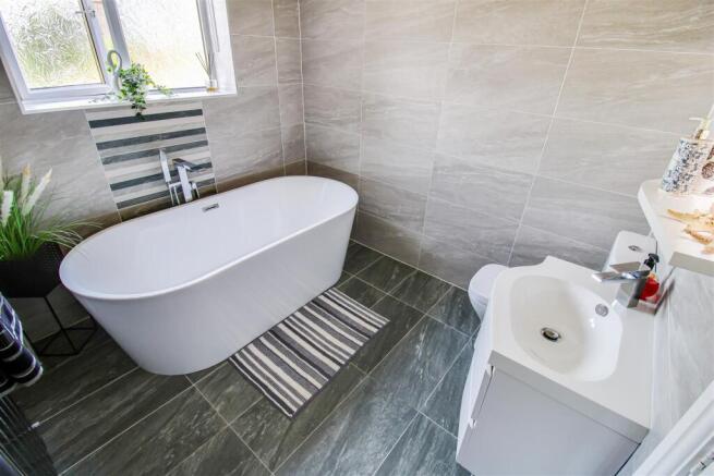4 bed Detached for sale Image 12