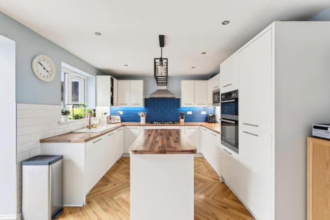 5 bed Detached for sale Image 10
