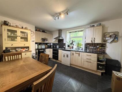 Dearne Terrace, Scissett, Huddersfield HD8 9HP