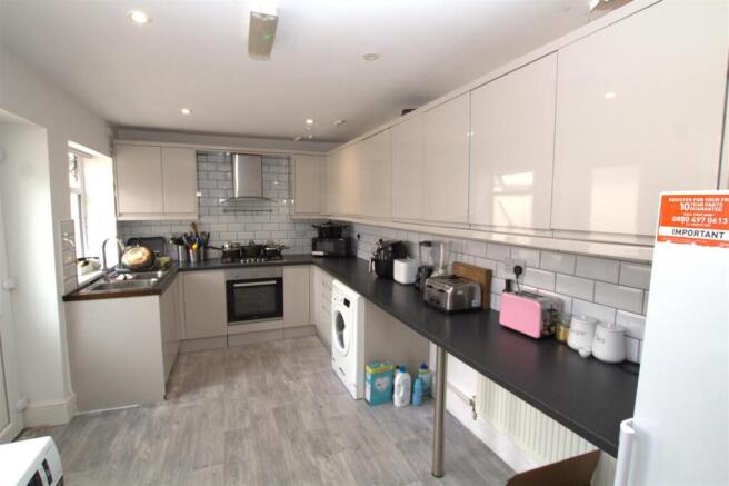Kitchen 2.jpg