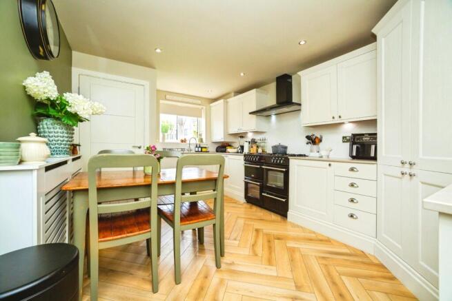 3 bed Semi-Detached for sale Image 6