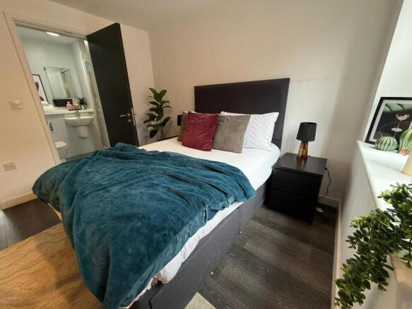 6 bed Apartment to rent Image 11