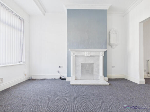 2 bed Terraced to rent Image 2
