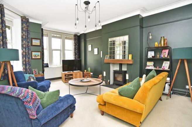 6 bed House for sale Image 2