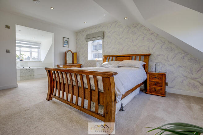 5 bed Detached for sale Image 12
