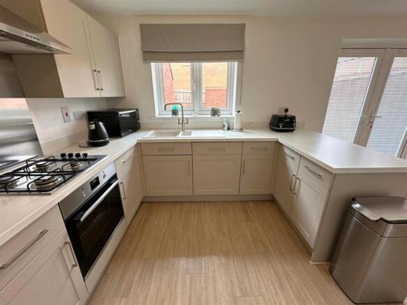 Kitchen 2.jpeg