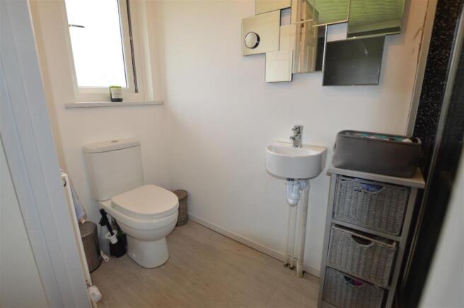 EN-SUITE SHOWER ROOM