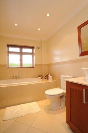 bathroom 1.jpg
