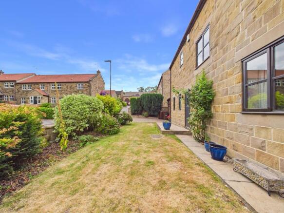 4 bed Detached for sale Image 8