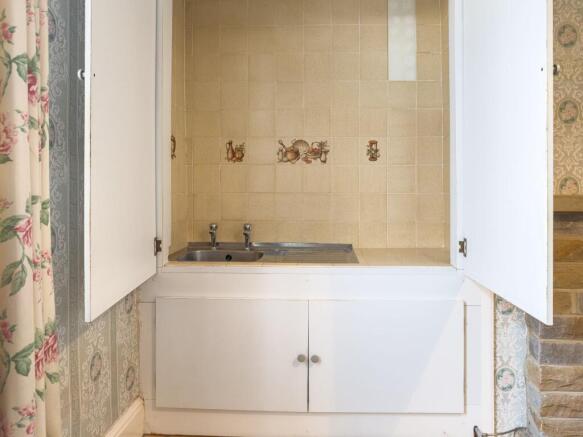 Kitchen sink in alcove cupboard