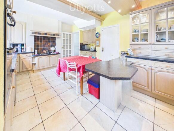 4 bed Detached for sale Image 6
