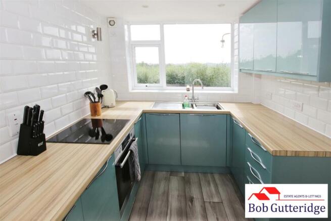 FITTED KITCHEN