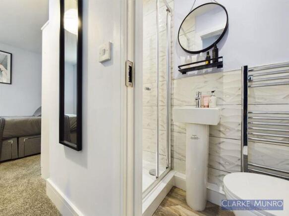 5 bed Town House to rent Image 9