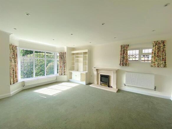 36 Terminus Ave - Lounge1.jpg