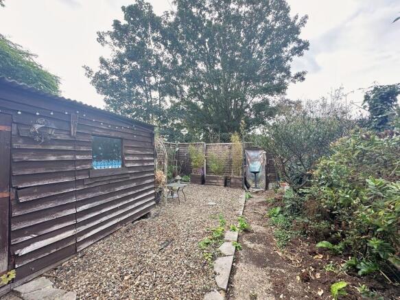 3 hillcrest garde...