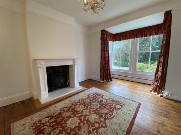 SITTING/DINING ROOM