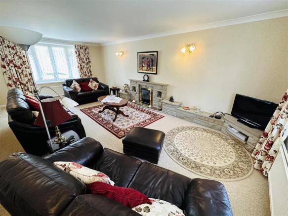 5 bed Detached for sale Image 7