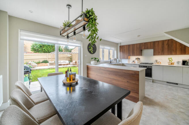 1372706-12-690b53...