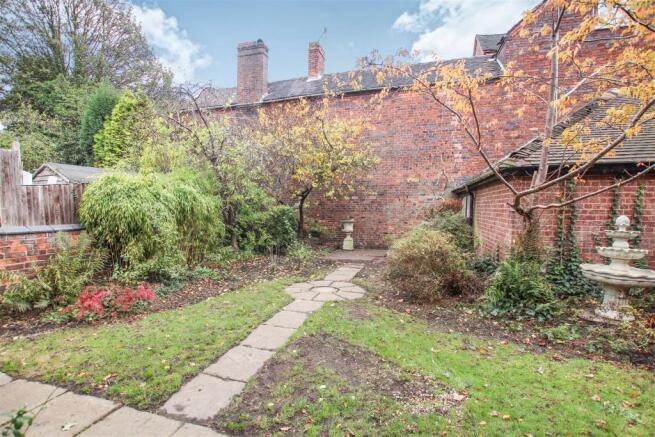 ENCLOSED REAR GARDEN