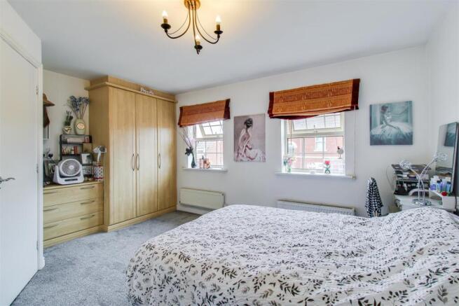 4 bed Semi-Detached for sale Image 8