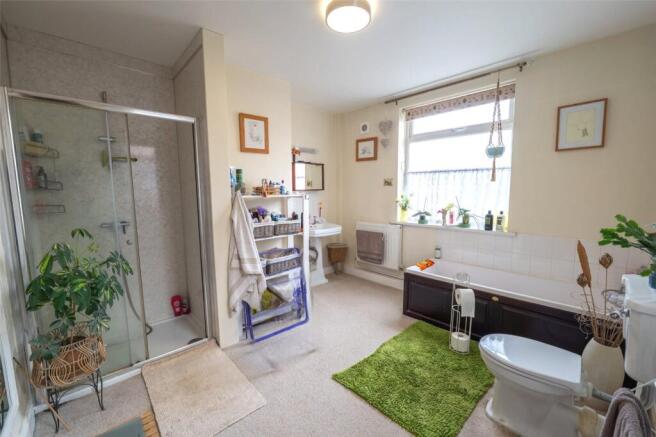 4 bed Detached for sale Image 6