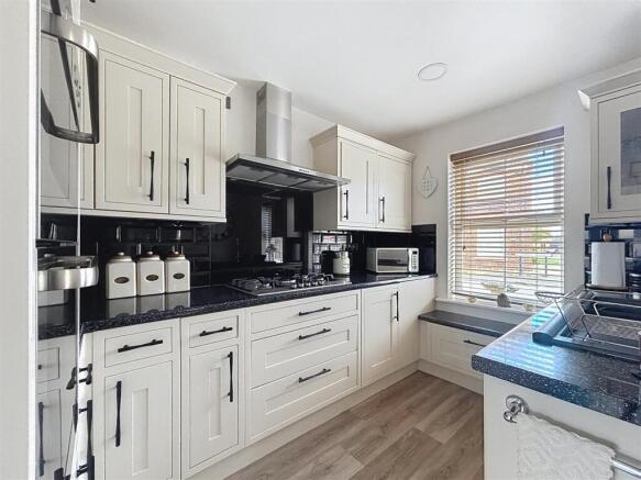 4 bed House for sale Image 9