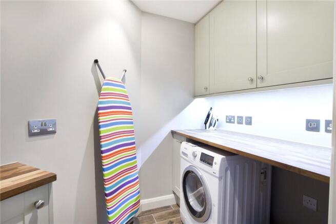 2 bed Apartment to rent Image 11