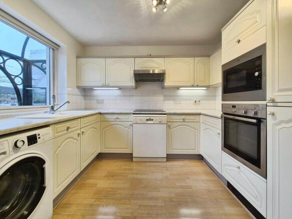 2 bed Apartment to rent Image 4