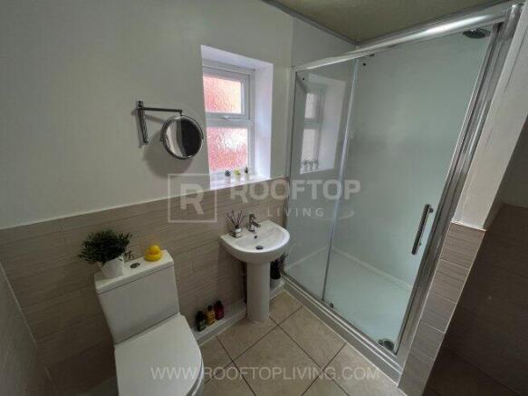 4 bed House Share to rent Image 11
