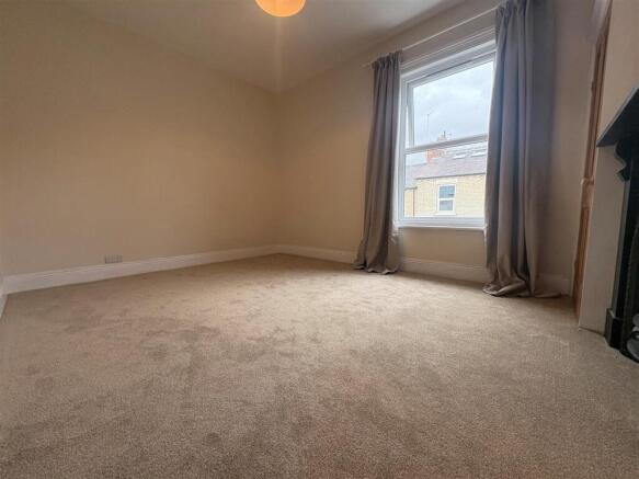 2 bed Terraced to rent Image 6