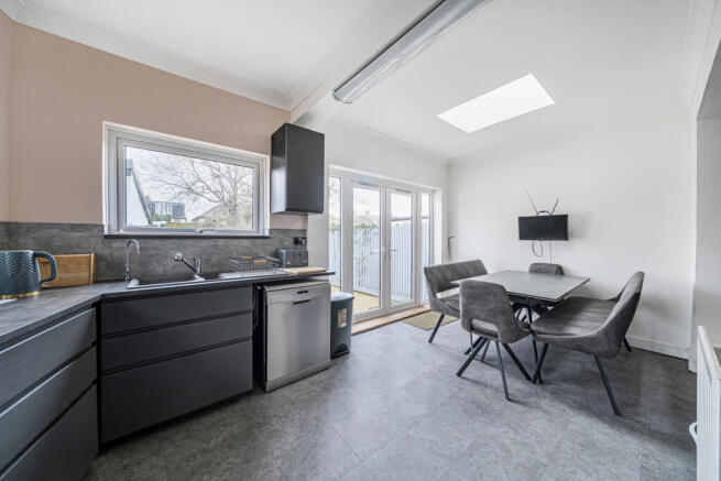 1410391-3-698b1c0...