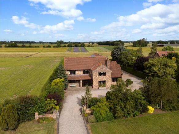 6 bed Detached for sale Image 5