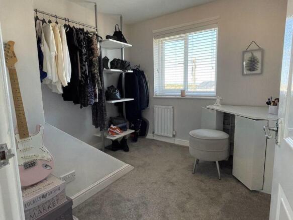 Bedroom/Dressi...