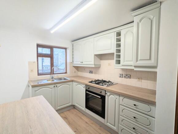 4 bed Semi-Detached to rent Image 5